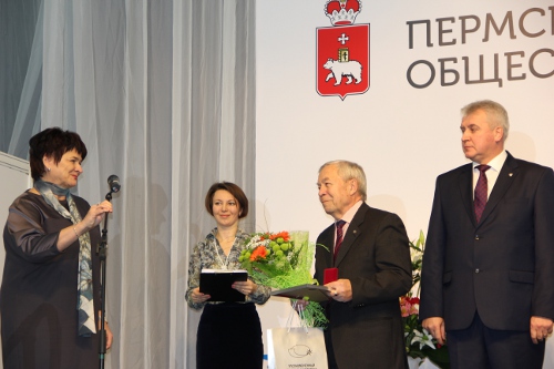 Президент благотворительного фонда «Центр помощи беспризорным детям» Виктор ЗАМАРАЕВ награжден почетным знаком 