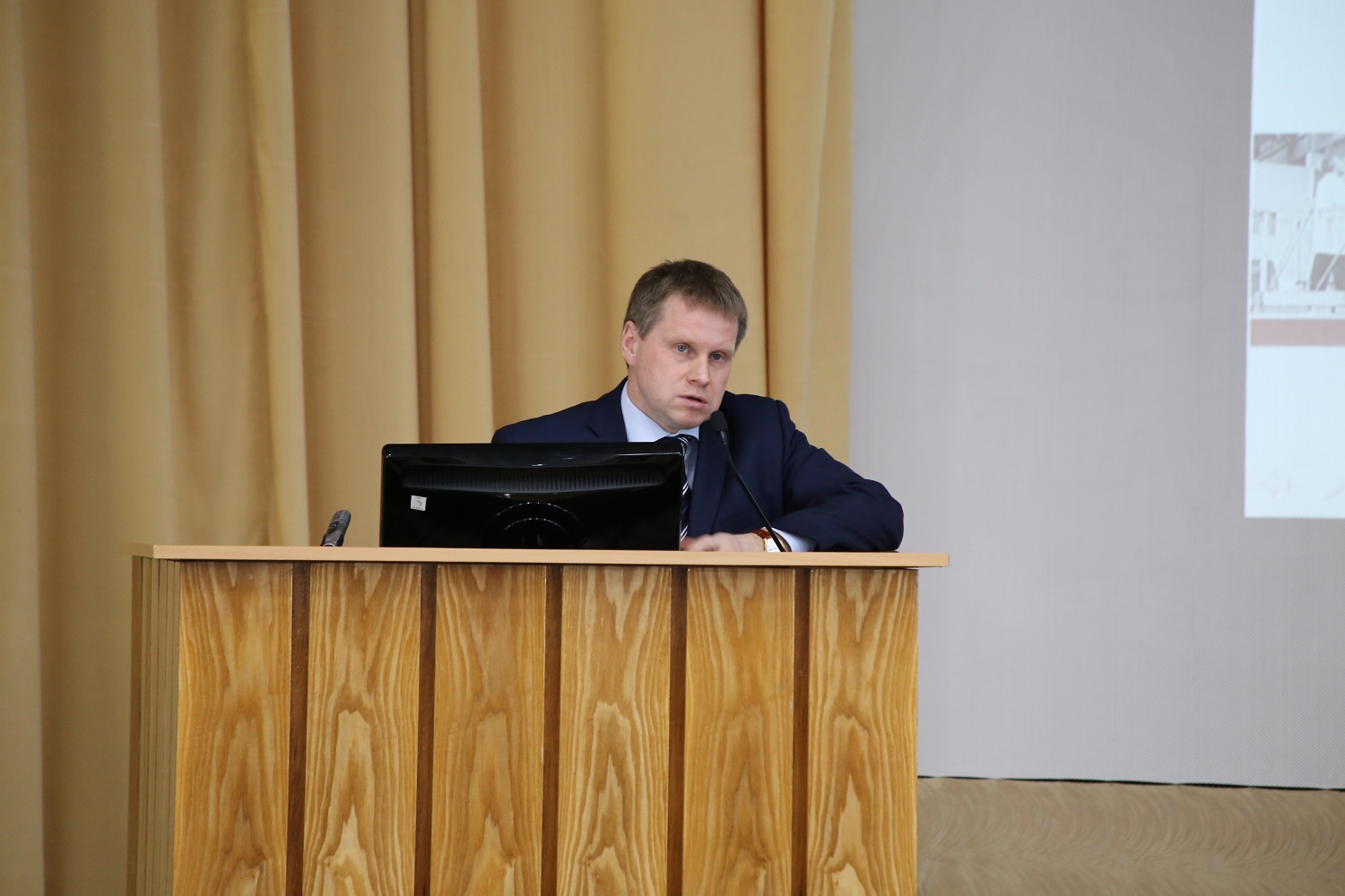 С.В. Попов выступает перед коллективом Пермских моторов.JPG