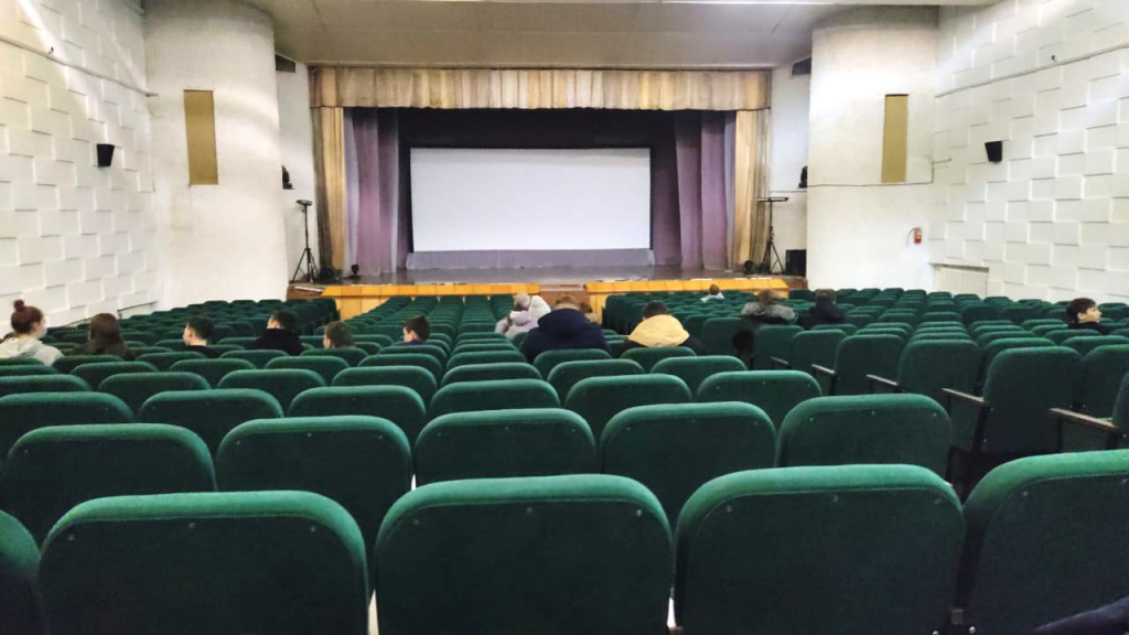 Пресс-релиз_«Свеза» поддержала создание кинозала в Уральском 5.jpg Пресс-релиз_«Свеза» поддержала создание кинозала в Уральском 5.jpg