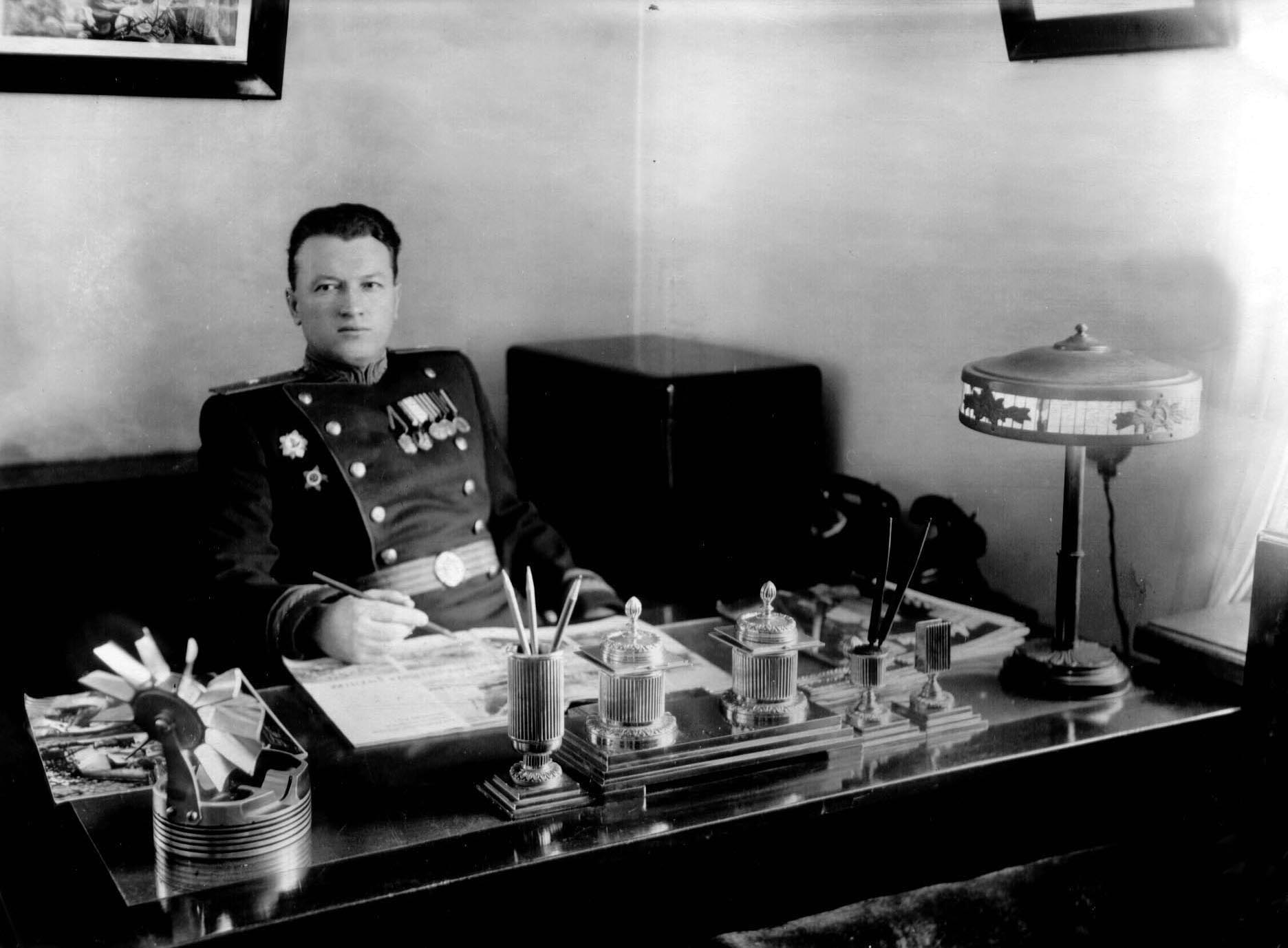 А.Г. Солдатов в кабинете за столом. 1944 год.jpg