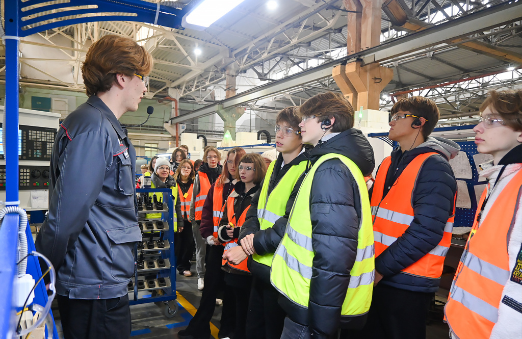 Школьники на экскурсии в ОДК-СТАР.jpg Школьники на экскурсии в ОДК-СТАР.jpg