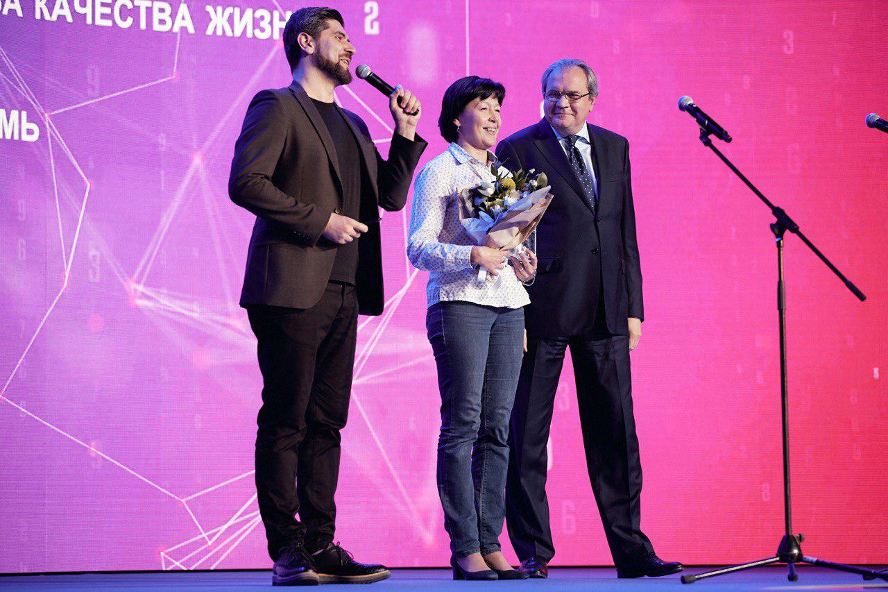 Марина Владыкина получает награду_фото предоставлено форумом Сообщество (Москва) 1.jpg