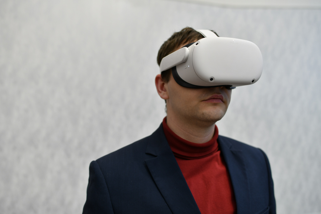 Николай Голубев в очках Oculus Quest 2.jpg Николай Голубев в очках Oculus Quest 2.jpg