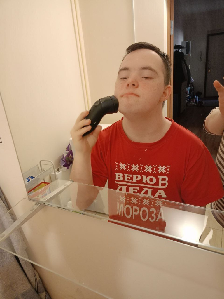 Дима осваивает машинку для бритья.jpg