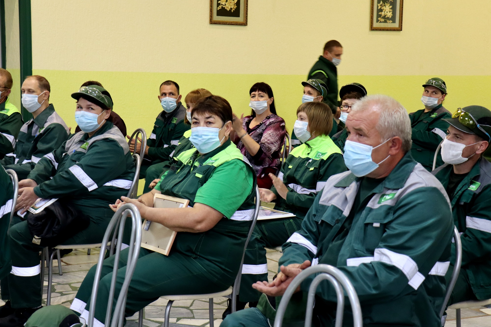 Сотрудники комбината «Свеза» в Уральском получили заслуженные награды 4.JPG
