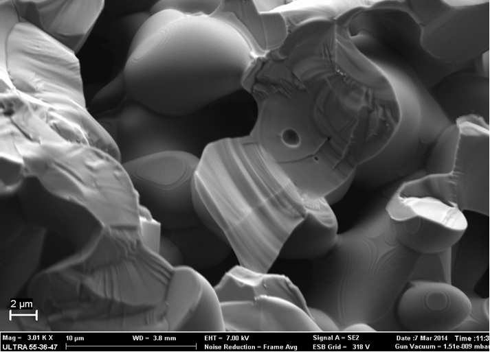 Изображения изломов пористого диоксида титана. Сканирующий электронный микроскоп (увеличение 3000).jpg