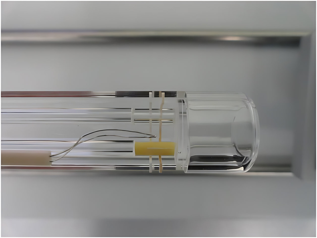 Образец в дилатометре DIL802.jpg