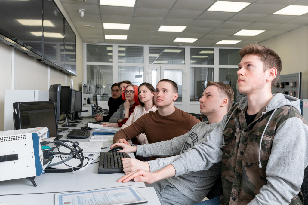 Многофункциональные модули ввода-вывода для моделирования процессов (в нижнем левом углу).jpg Многофункциональные модули ввода-вывода для моделирования процессов (в нижнем левом углу).jpg