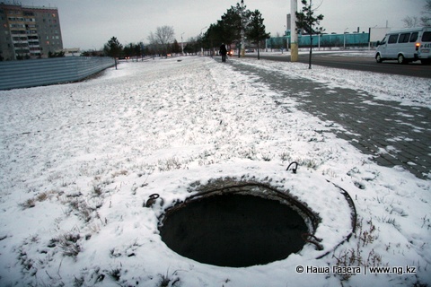 Увидел открытый люк. Яма Саранска. Яма на Мордовском. Открытый колодец. Пентагон Бердск.