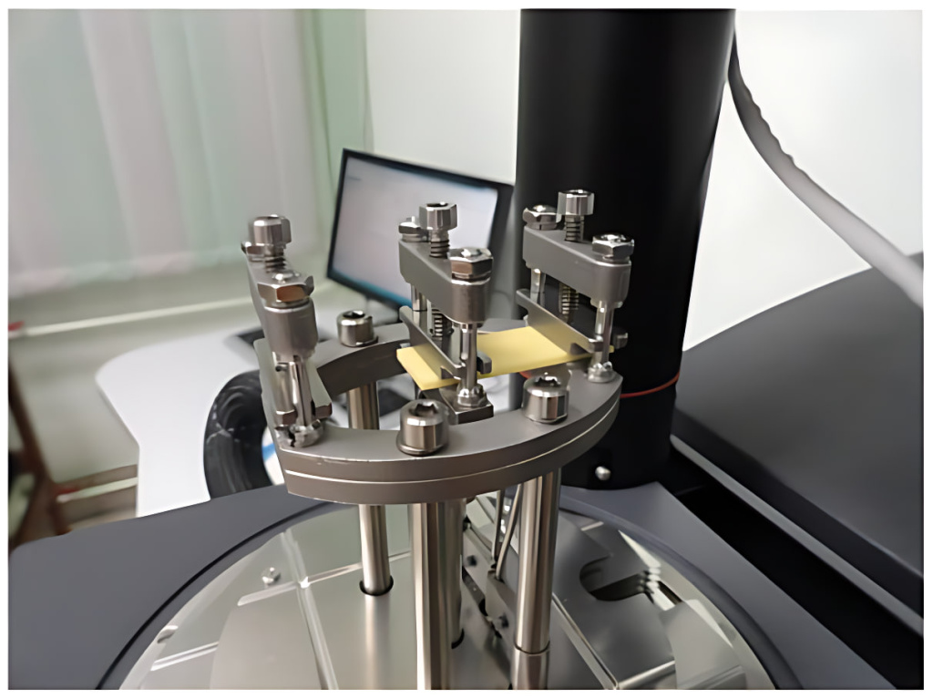 Образец в динамическом механическом анализаторе DMA Q800 TA Instruments.jpg