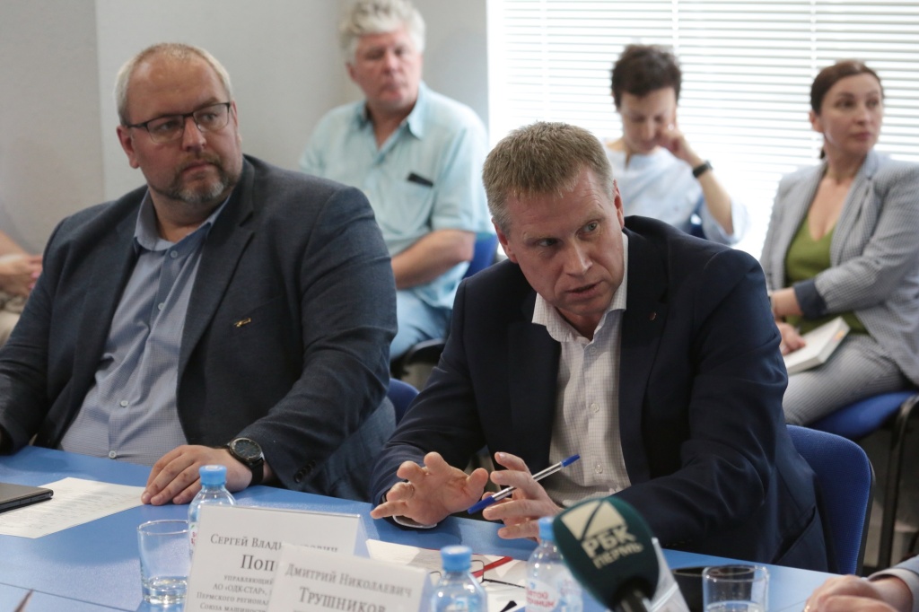 Сергей Попов (справа) на круглом столе по импортозамещению.JPG
